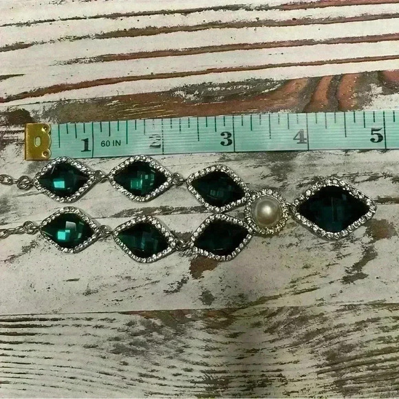 Emerald Costume necklace and earring set - Picture 4 of 4